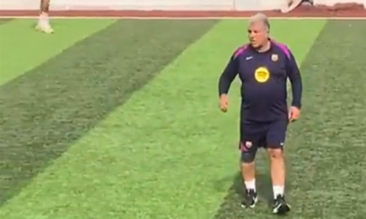 Joan Laporta bada teren jak Leo Messi podczas sparingu xD [VIDEO]